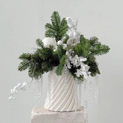 Новогодняя композиция с сосульками